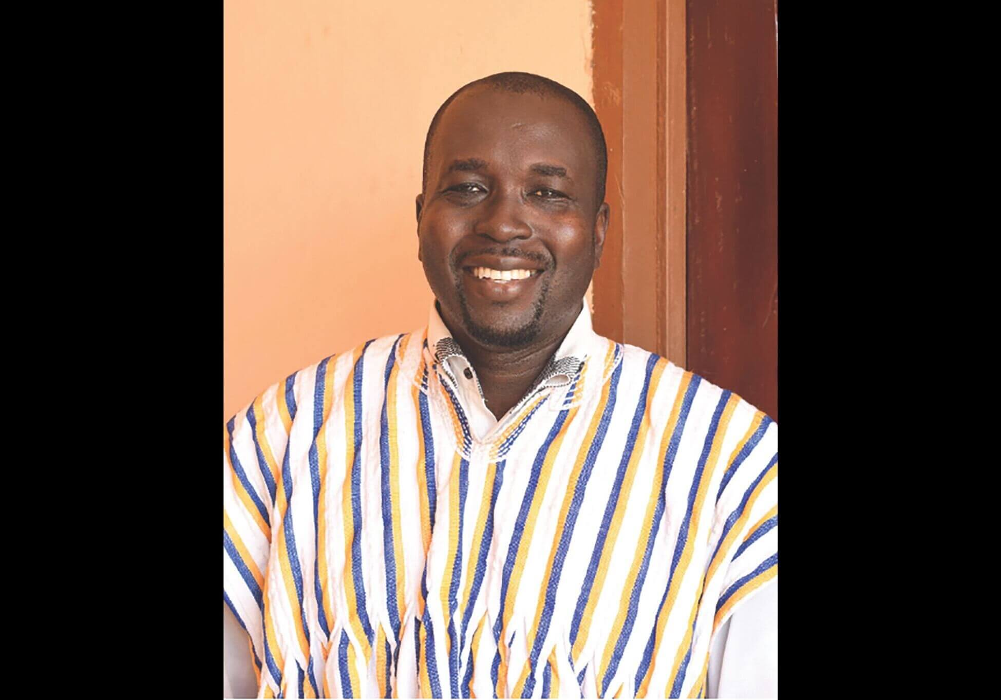 un homme qui sourit dans un tenue africain